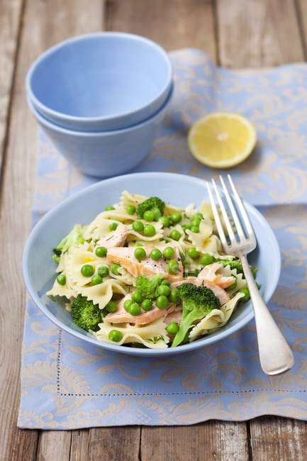 Farfalle pasta salad with broccoli — Stock Photo