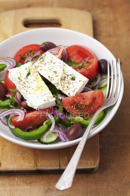 Классический греческий салат в миске — стоковое фото