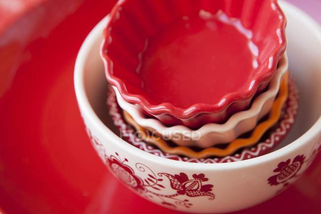 Vista close-up de vários pratos de porcelana empilhados em uma tigela com um padrão ornamental — Fotografia de Stock