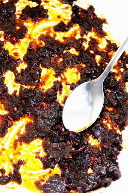 Salsa chipotle affumicata al peperoncino su superficie bianca con cucchiaio — Foto stock