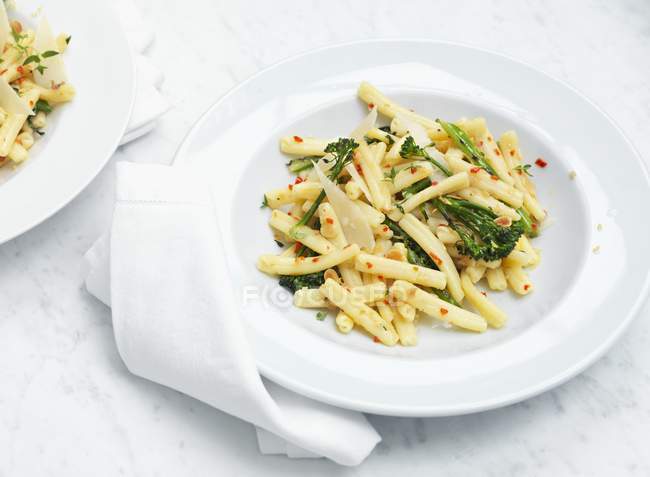 Strozzapreti pasta with broccoli and cheese — Stock Photo