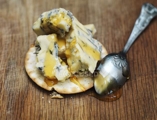 Синій сир і мед — стокове фото