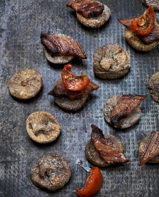Vista close-up de figos secos com Pancetta e pimentas — Fotografia de Stock