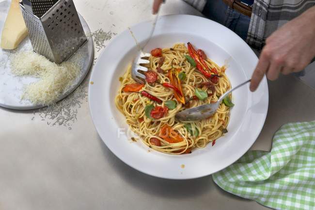 Pasta de espagueti mezclada con chile - foto de stock