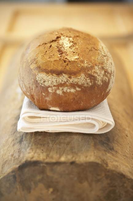 Pagnotta di pane sul tovagliolo — Foto stock