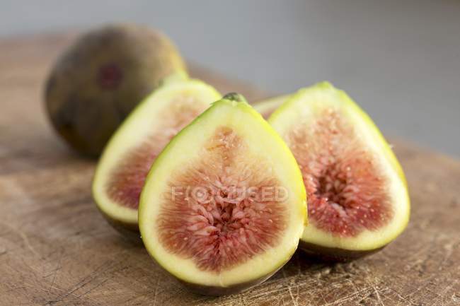 Fresh halved figs — Stock Photo