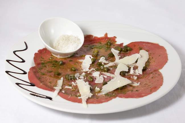 Beef carpaccio with capers — Stock Photo