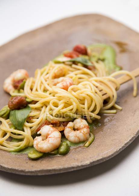 Spaghetti pasta with shrimps and herbs — Stock Photo
