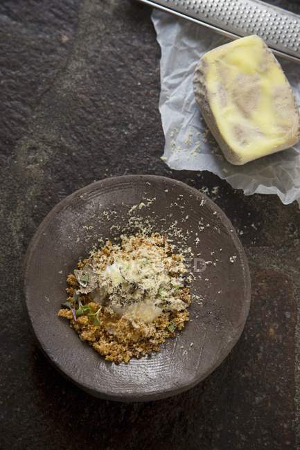 Quinoa avec oeuf sur assiette — Photo de stock