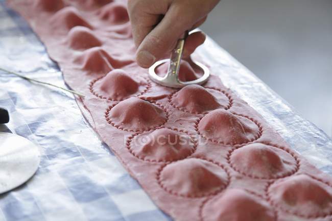 Raviolis rouges en cours de fabrication — Photo de stock