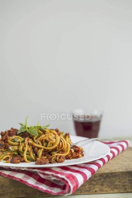 Zucchini-Spaghetti mit veganem Bolognese — Stockfoto