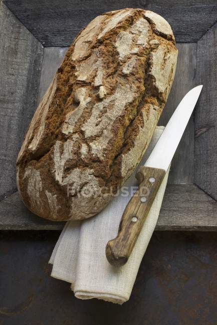 Буханка хлеба в миске — стоковое фото