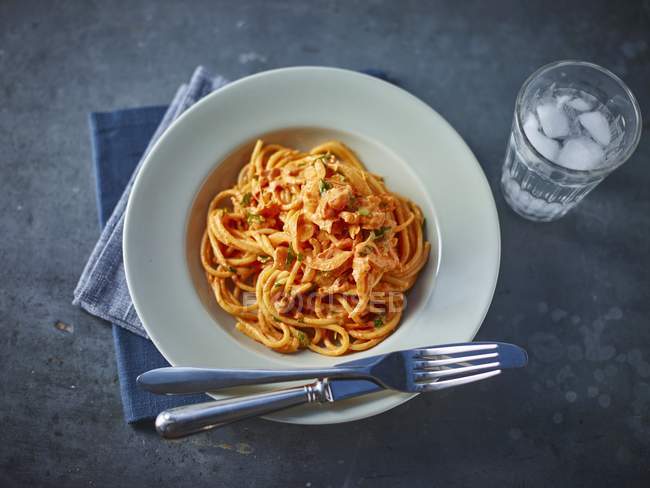 Espaguete com tomates na chapa — Fotografia de Stock