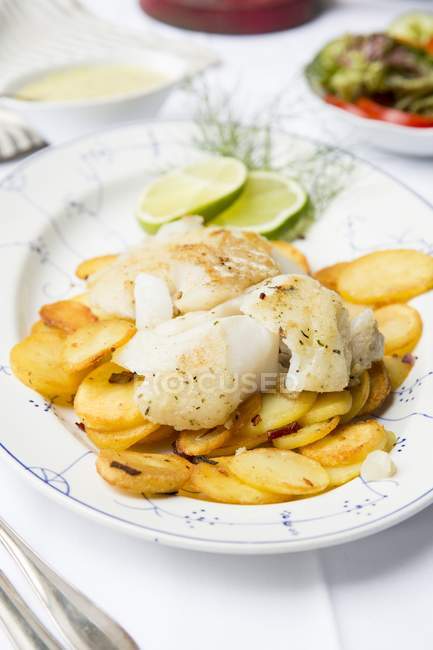 Fried fish with potatoes and mushroom sauce — Stock Photo