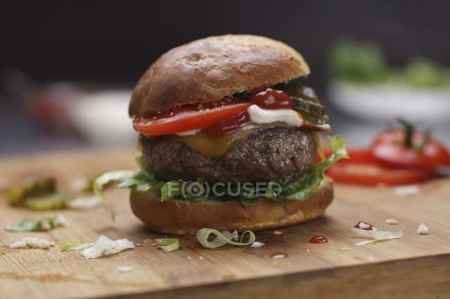 Saftiger Cheeseburger mit Gemüse — Stockfoto