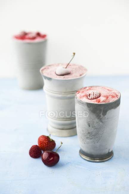 Полуничне морозиво та вишневе морозиво — стокове фото