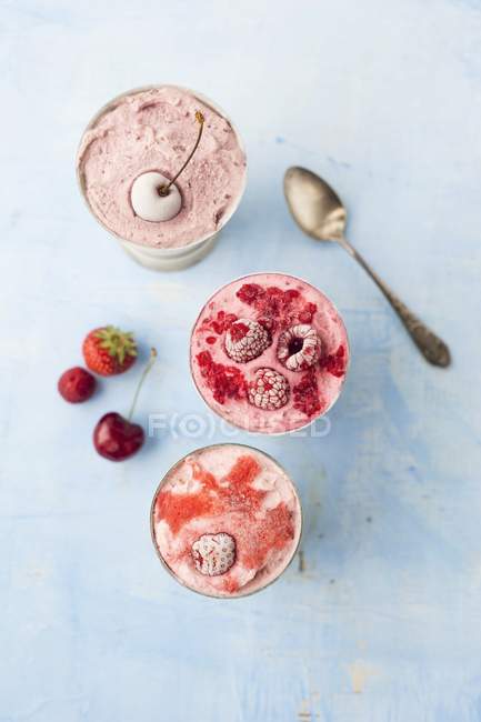 Клубничный лёд и вишнёвое мороженое — стоковое фото