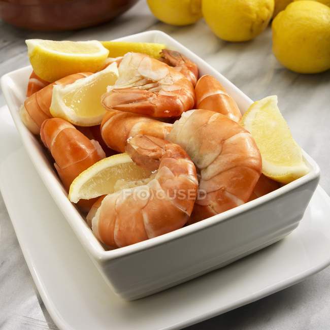 Варёные креветки с лимонами — стоковое фото