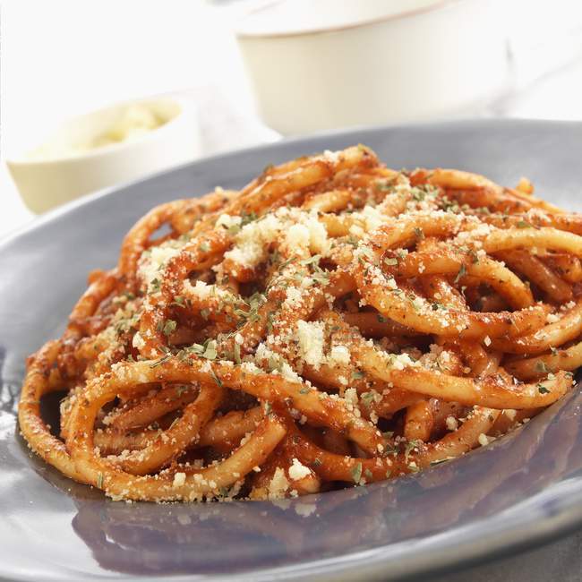 Макароны спагеттони в соусе маринара — стоковое фото