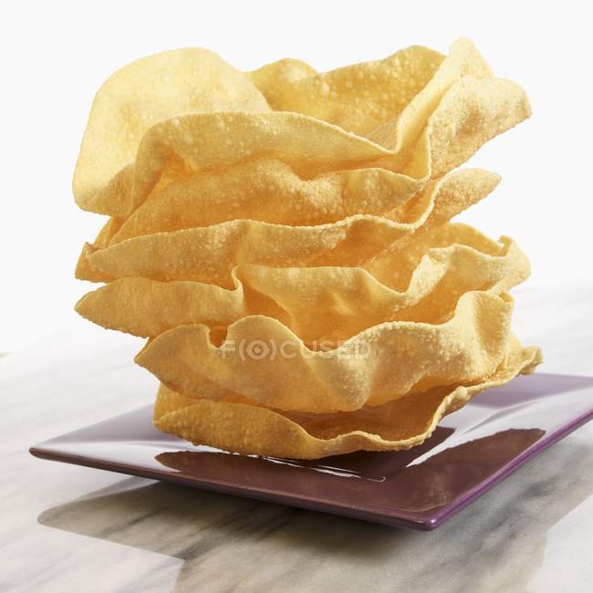 Pila de poppadoms fritos - foto de stock