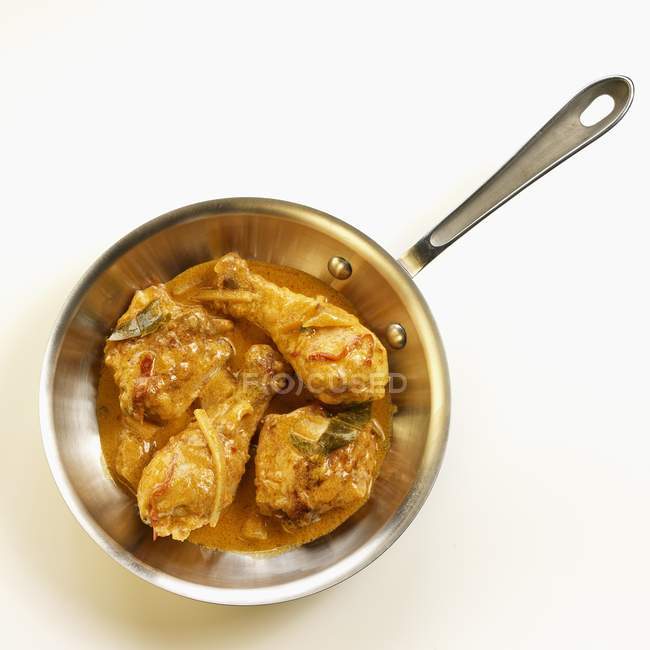Trozos de pollo en salsa de curry rojo - foto de stock