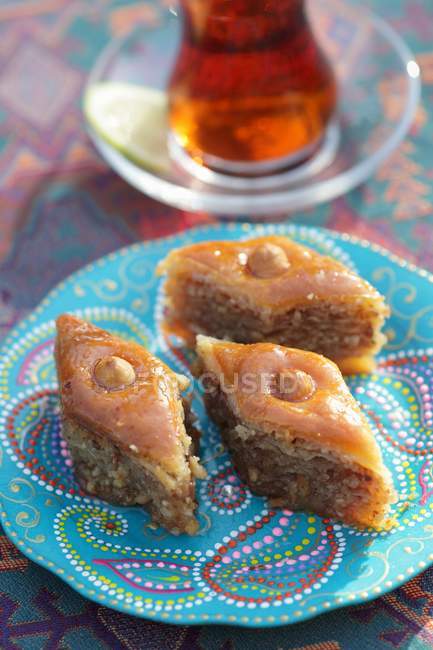 Tortas de nuez de Baklava con jarabe - foto de stock