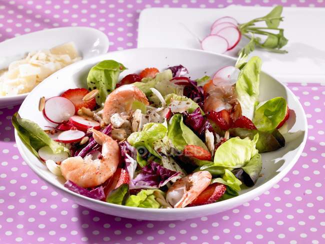Salad with shrimps, strawberries and radishes — Stock Photo