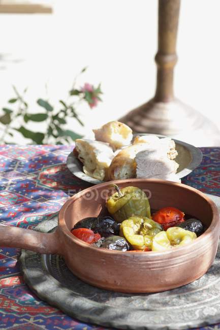 Oie farcie et feuilles de vigne farcies dans un pot en terre cuite — Photo de stock