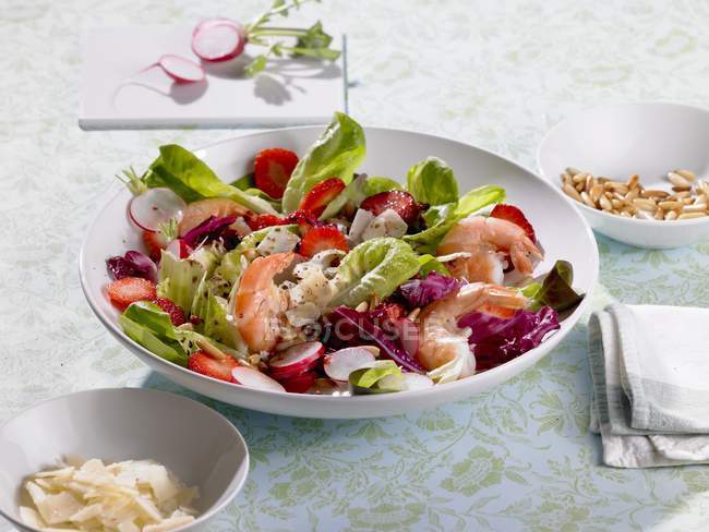 Salad with prawns and radishes — Stock Photo