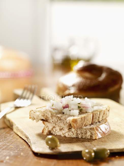 Два скибочки оливкового хліба — стокове фото