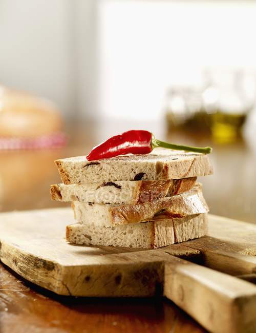 Чотири скибочки оливкового хліба — стокове фото