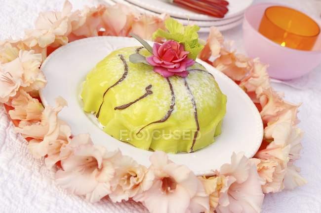 Cake decorated with roses and gladioli — Stock Photo