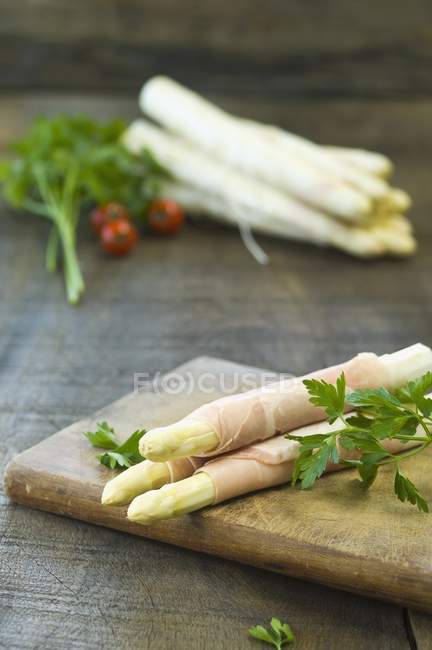 Raw white asparagus — Stock Photo
