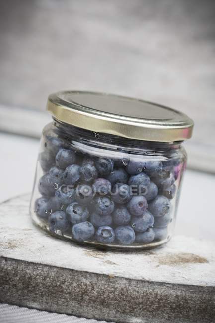 Fresh blueberries in screw-top jar — Stock Photo