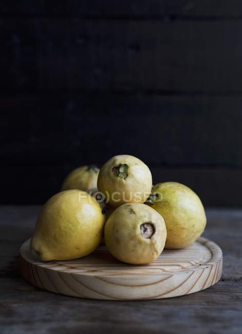 Guavas sur planche de bois — Photo de stock