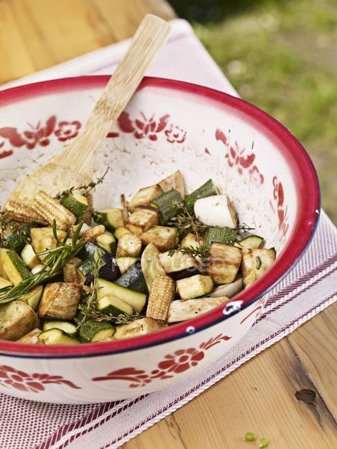 Mediterranean vegetable salad in colourful enamel bowl — Stock Photo