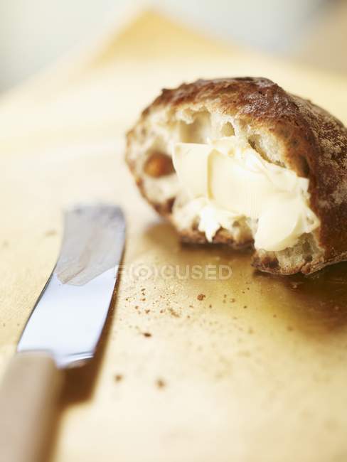 Rollos de pan con mantequilla - foto de stock