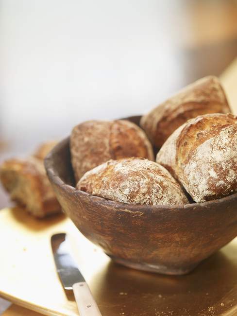 Rouleaux de pain dans le bol — Photo de stock