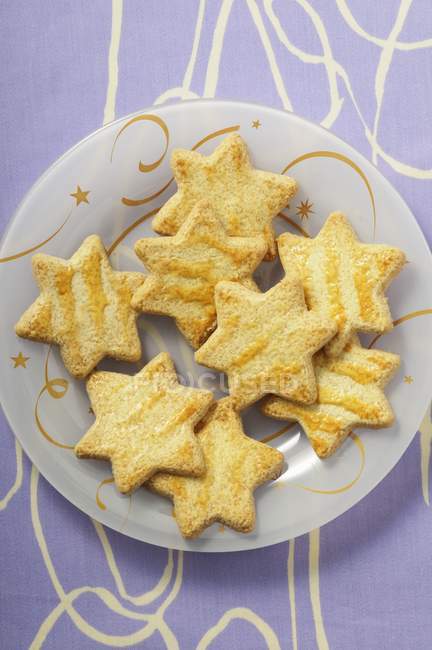 Biscuits sablés en forme d'étoile sur assiette — Photo de stock