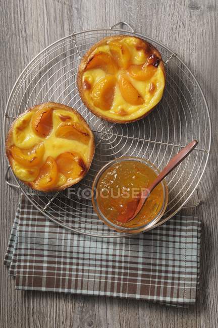 Apricot tartlets on cooling rack — Stock Photo