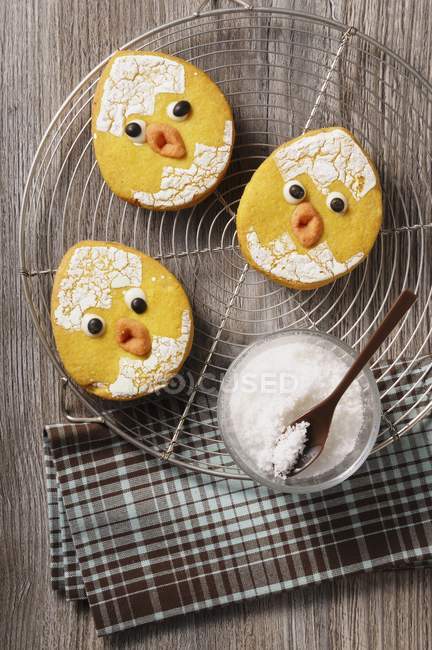 Funny Easter chick biscuits — Stock Photo