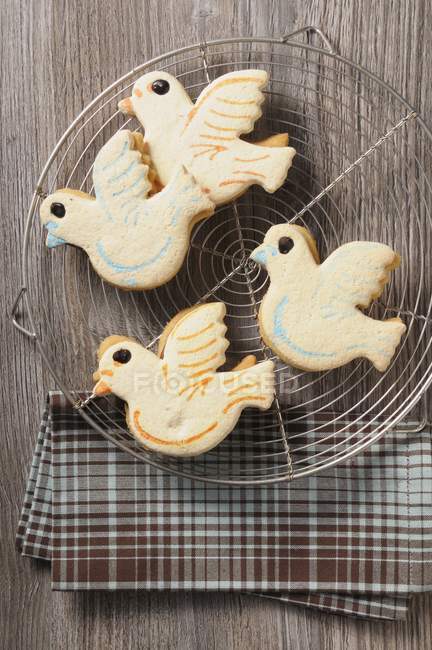 Печенье из четырёх пасхальных голубей — стоковое фото