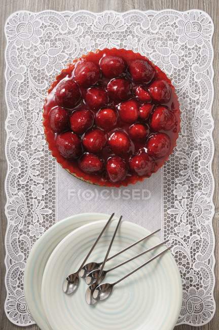 Tarte aux fraises sur napperon en dentelle — Photo de stock