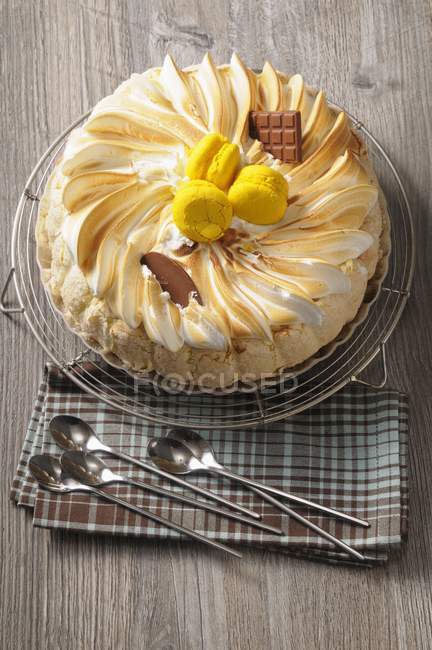 Lemon Charlotte topped with macaroons — Stock Photo