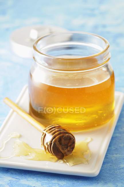 Honey in glass jar — Stock Photo
