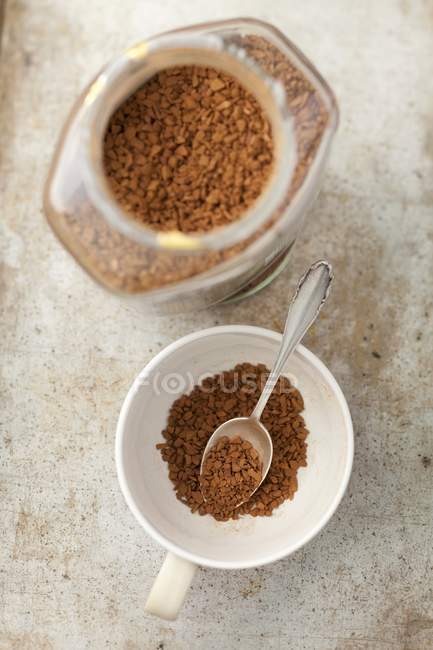 Vista superior de primer plano de café seco granulado - foto de stock