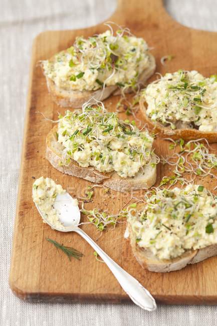 Bread topped with egg — Stock Photo