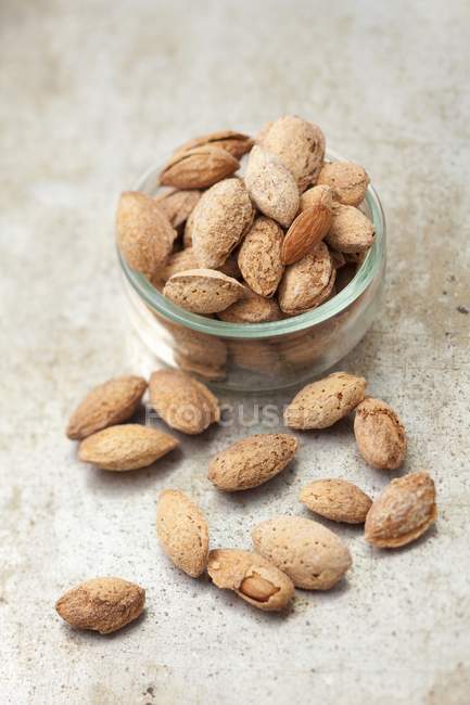Almonds shelled and unshelled — Stock Photo