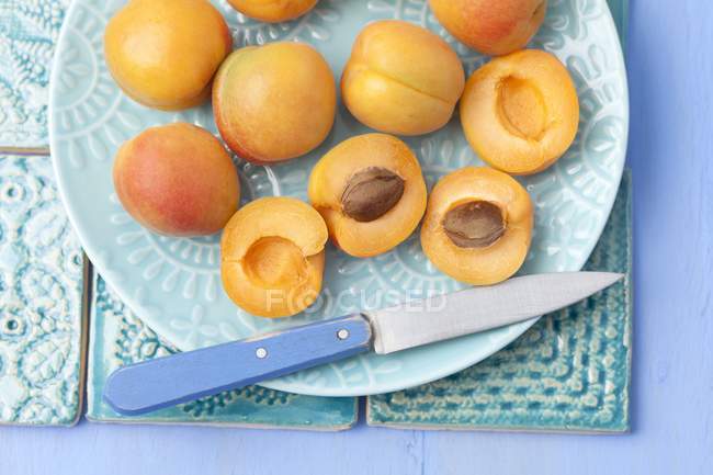 Abricots frais coupés en deux — Photo de stock
