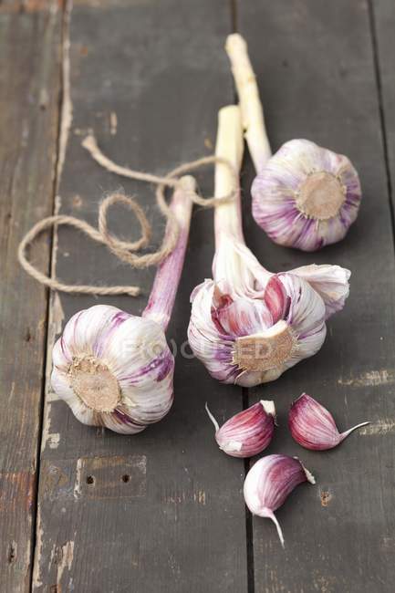 Bulbs of dried garlic — Stock Photo